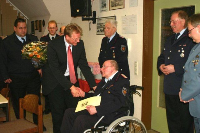 2012-02-11 -19- JHV FF BLtbg Ehrung R. Mueller (14)